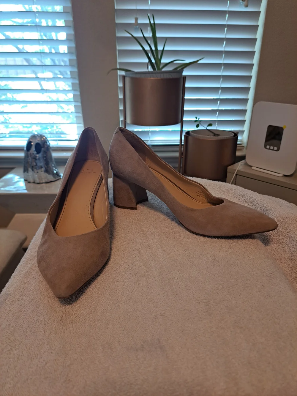Marc Fisher LTD Mlyulunda Taupe Suede Block Heel Pumps Size 9